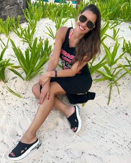 Carolina Ardohain feet photo thumbnail