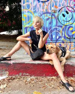 Selma Blair feet photo thumbnail