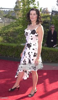 Lucy Lawless feet photo thumbnail