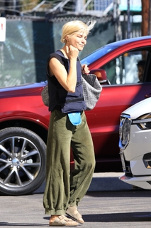 Selma Blair feet photo thumbnail