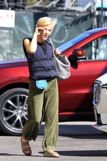 Selma Blair feet photo thumbnail