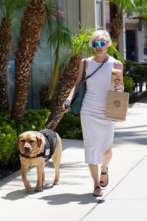 Selma Blair feet photo thumbnail