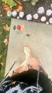 Avril Lavigne feet photo thumbnail