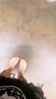 Avril Lavigne feet photo thumbnail