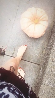 Avril Lavigne feet photo thumbnail