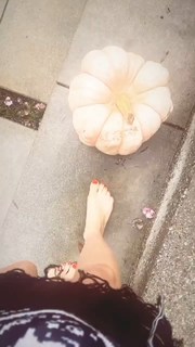 Avril Lavigne feet photo thumbnail