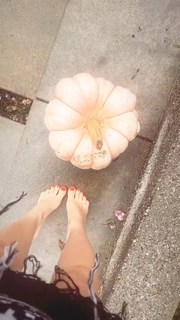 Avril Lavigne feet photo thumbnail