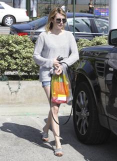 Emma Roberts feet photo thumbnail