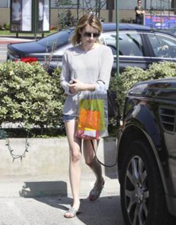 Emma Roberts feet photo thumbnail