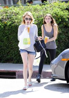 Emma Roberts feet photo thumbnail