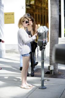 Emma Roberts feet photo thumbnail