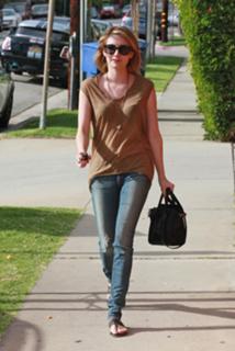 Emma Roberts feet photo thumbnail
