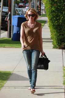 Emma Roberts feet photo thumbnail