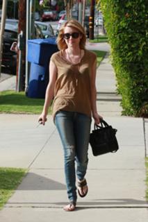 Emma Roberts feet photo thumbnail