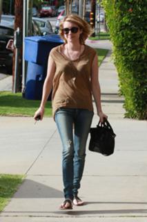 Emma Roberts feet photo thumbnail
