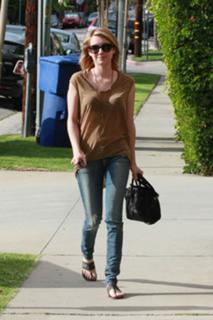 Emma Roberts feet photo thumbnail
