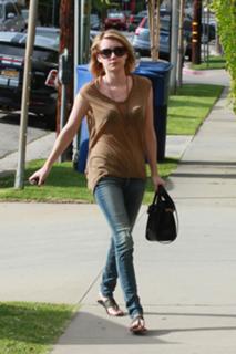 Emma Roberts feet photo thumbnail