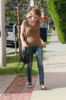 Emma Roberts feet photo thumbnail