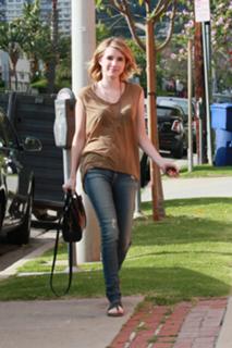 Emma Roberts feet photo thumbnail