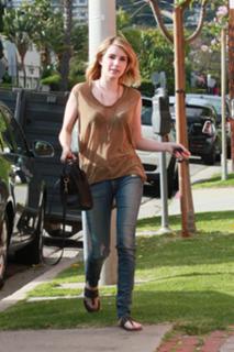 Emma Roberts feet photo thumbnail