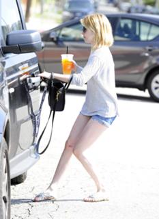 Emma Roberts feet photo thumbnail