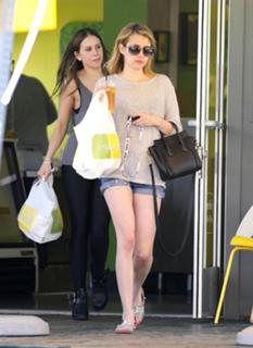Emma Roberts feet photo thumbnail