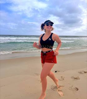 Larissa Manoela feet photo thumbnail