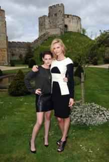 Charlize Theron feet photo thumbnail