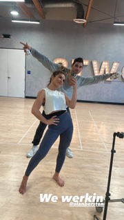 Jessie James Decker feet photo thumbnail