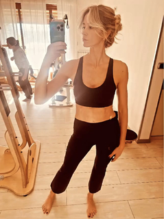 Elena Santarelli feet photo thumbnail