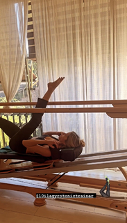 Elena Santarelli feet photo thumbnail