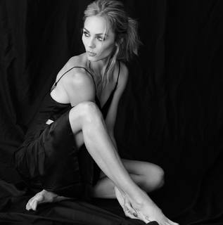 Laura Vandervoort feet photo thumbnail