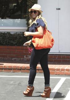 Hilary Duff feet photo thumbnail
