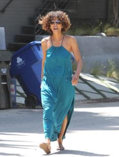 Halle Berry feet photo thumbnail