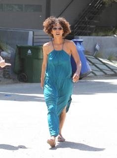 Halle Berry feet photo thumbnail