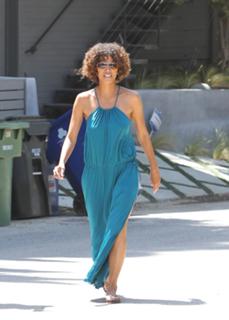 Halle Berry feet photo thumbnail