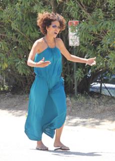 Halle Berry feet photo thumbnail