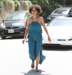 Halle Berry feet photo thumbnail