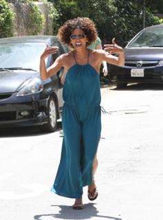 Halle Berry feet photo thumbnail