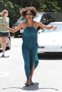 Halle Berry feet photo thumbnail