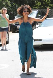 Halle Berry feet photo thumbnail