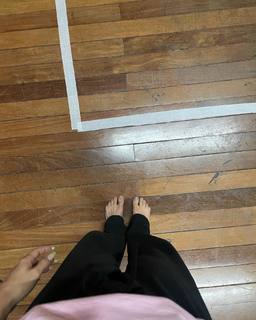 Isis Valverde feet photo thumbnail