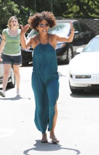 Halle Berry feet photo thumbnail