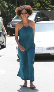 Halle Berry feet photo thumbnail