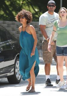 Halle Berry feet photo thumbnail