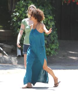 Halle Berry feet photo thumbnail