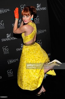 Debra Messing feet photo thumbnail