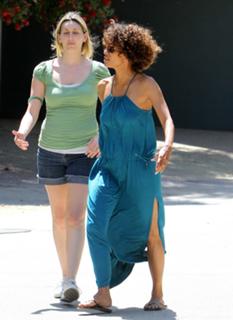 Halle Berry feet photo thumbnail