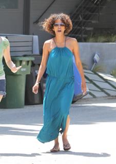 Halle Berry feet photo thumbnail
