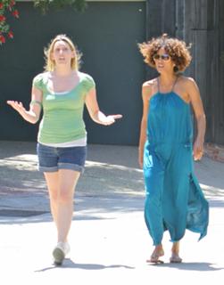 Halle Berry feet photo thumbnail